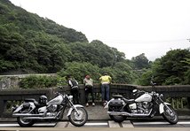 県道76号線沿いの「道志ダム」で小休憩。あまり会話もないまま走り出しちゃったからお話したくてね。このダムは、山梨県の「道志」って名前が付いていますが、神奈川県津久井市にあります。