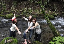 曇り空でも夏のツーリングはとっても暑い。涼を取りに川辺へ走りに行きました。裸足になって思わず川に入ってしまいました。ちょっとはしゃぎすぎちゃったかな。すっかり打ち解けての記念写真です。