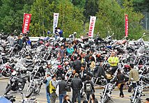 昨年の「3rd DragStar Meeting」会場には、250、400、1100のドラッグスターオーナーが集まりました！ 街でドラッグスターが走っているのはよく見掛けますが、こんなに集まるなんて！ 感動しますね～！ 