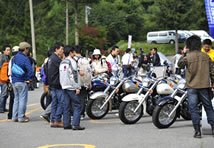 NEWドラッグスター400に群がる人たち。どのバイク雑誌、WEBにも掲載されていないんですもんね！ ドラッグスターミーティング参加者だけの特典です！ 