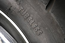 チューブレスタイヤのホイールには、タイヤの脱落防止のためのハンプと呼ばれる突起が設けられています。そのためタイヤを着脱する際には、ビードを落とすための工具と高圧エアーが必要となる場合がほとんどです。