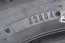 タイヤサイドに楕円状の枠があるが、この中に表示された数字が生産管理番号だ。2000年以前に生産されたタイヤは数字3ケタで、2000年以降に生産されたタイヤは数字4ケタになる。最初の２ケタが生産「週」を意味し、次の2ケタが生産「年」を表す。「4204」の場合は「2004年の42週目」に生産された。つまり2004年10月中旬に生産されたことになる。「2804」なら2004年の28週目だ。タイヤ選びの際の目安になる。