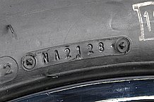 表示は「2128」とある。しかし2028年はまだ遥か彼方なので、この場合は下3ケタの「128」が製造管理番号となる。つまり「1978年」「1988年」「1998年」のいずれかで「12週目の生産」となる。製造年は不明なので、タイヤのモデルなどから推測するしかない。しかし、最新の98年だったとしてもすでに12年が経過しているので賞味期限は過ぎている。