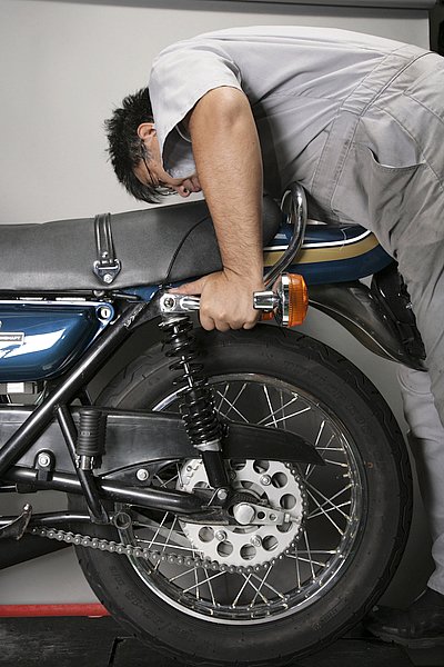 リアショックユニットへの外部給油 バイク基本整備実践 バイクブロス マガジンズ リアショックユニットへの外部給油 バイク基本整備実践 バイクブロス マガジンズ