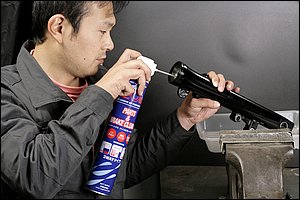 アルミ製アウターチューブは、跳石等によるショックに弱く、ヘコんでしまうこともある。ヘコミが内壁側に出てくればフロントフォークの動きの障害となってしまう。忘れずに確認を実施したい。