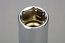 六角部分と接するソケット内側に金属製のクリップが組み込まれたコーケン製スパークプラグソケット。ソケット部の底には真鍮製の別部品を組み込み、プラグと当たる際の衝撃を吸収する特徴があります。