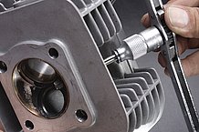 OHCでもDOHCでも、バイクの４ストロークエンジンのプラグ穴はシリンダーヘッドの奥深くにあるもの。通常のタップ＋タップハンドルではまず届きませんが、タップホルダーがあればねじをさらうことが可能です。