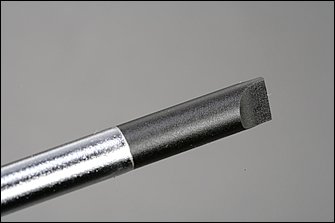 マイナスドライバーの先端は、エラの張っていないストレートタイプで、刃先の幅は6mmと8mmの２種類がある。6mmタイプの軸長は200mm、8mmタイプの軸長は250mmとなる。刃先はほぼ平行なので、クサビ形状のマイナスドライバーより、ねじ溝を傷めづらいのが特徴です。