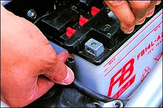 バッテリーをケースに収納する際には、排気チューブを確実に接続する。途中で折れ曲がると、内圧によって差し込み部分から抜けるので、車体下部までまっすぐ通す。