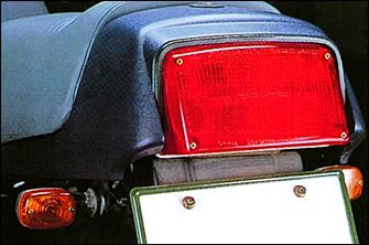 テールランプやブレーキランプは、普段自分が乗っている時には見えないもの。検査場に持っていく前に、前後ブレーキを操作して、点灯を確認する