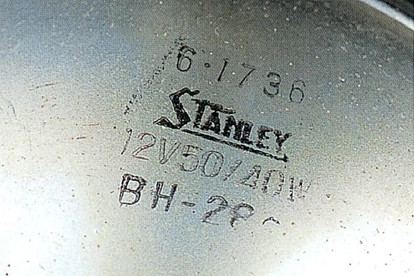 スタンレー技研のヘッドライトは懐かしのシールドビーム。ワット数は50W／40Wだが実際にはそんなに明るくない。10年ほど前に新品と交換したが、古くなるとレンズが黄ばんでしまう。
