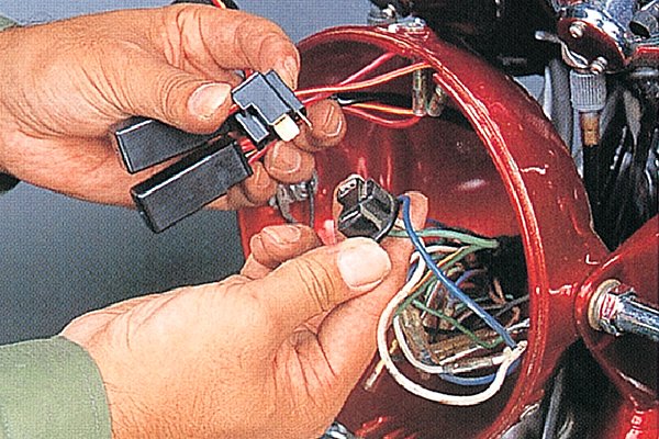 純正ハーネスのヘッドライトカプラーをキットのカプラーと接続する。つまリこのキットを利用すると純正カプラーの電源は信号線になり、ヘッドライト電源はバッテリー直結となる。