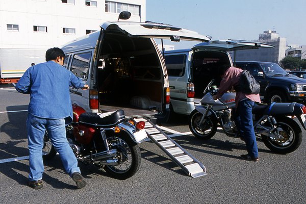 実は田口も栗田も車検を切らしており、堂々トランポに積まれての入場。車検用に仮ナンバーを取得して、自走してきても良い。