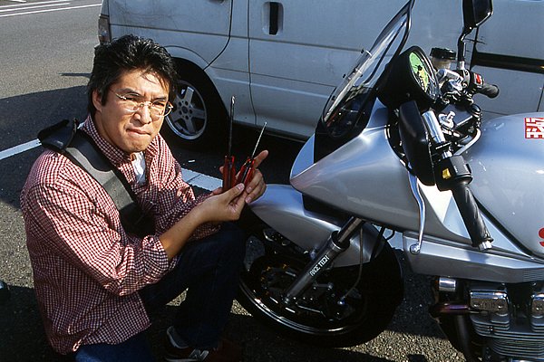 田口と同様に、光軸調整が不安な栗田。サスをいじって車高が変わったので、前回検査をパスした高さで良いのかどうか……。