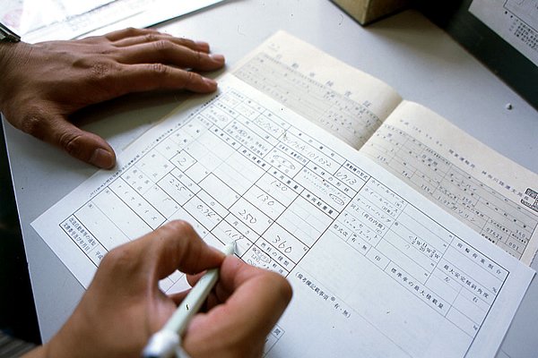 車検場で記入する書類は、重量税の印紙が貼られた自動車重量税納付書、検査手数料の印紙が貼られた自動車検査票、継続検査申請書の3通。これらの書類には、所有者の住所氏名や車検証の記載された事項を書き込むだけで、特別に必要な知識はない。また、検査受付付近の記入場所には様々な届け出に用いる申請書の記入例が置かれているので、不明な点はそれらを参考にすると作業がはかどる。事務的作業はパスしたいなら、前出の代書屋さん、正確には行政書士の事務所に書類製作を依頼すれば良い。料金はかかるが、待っているだけで完璧な書類ができあがる。