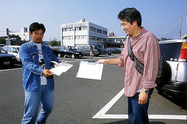 かつての車検では、車検前の点検項目は今よりずっと大量にあり、点検記録簿も記載フォーマットが指定されていた。ところが、随時改正された道路運送車両法によって、検査項目が大幅に削減されると同時に、点検記録簿のフォーマットも消滅した。つまり現在の車検では記録簿でなくても“確かに定期点検をしました”という記述があれば、大学ノートの1ページだって構わないのだ。実際のところ、今回の検査ではこの記録簿は1度も確認されることはなかったのだ。ただしその分、ユーザーに課せられた責任が増えたことを忘れては行けない。