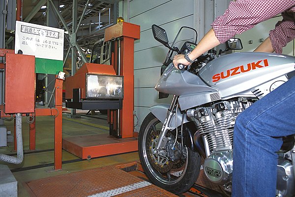 車検場でバイクとテスターを10mも離すのは大変なので、近接テストとなる。光軸とともに光量も測定する。色の着いたバルブの合否は検査官の判断による。