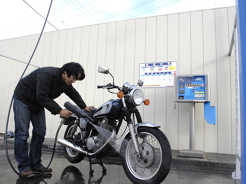 ひどい汚れは機械の力を借りてしまうのが早道。洗車場に持ち込んで、高圧洗浄機で泥や積もったホコリを大まかに落としてしまえば、その後の手間は半分以下になる。弱った塗装面や電装系、破れたシートなどへの浸水には要注意。