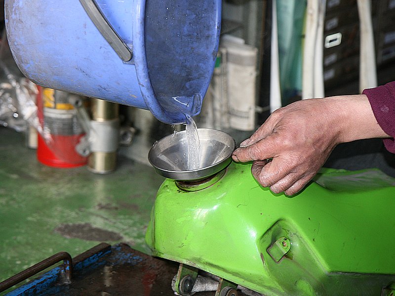 コック取付口に栓をしたら、中性洗剤でタンク内の油分洗浄、60～80℃のお湯で希釈したクリーナーをタンク内にそそぎこむ