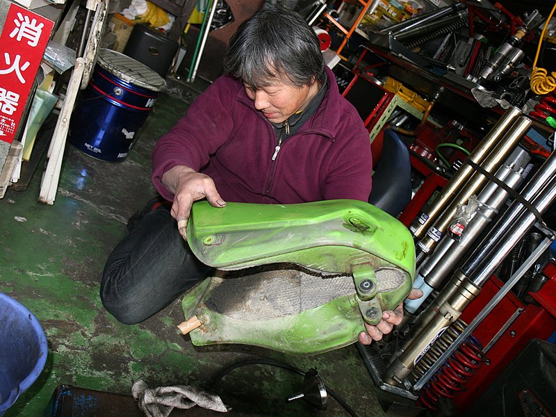 この製品の場合、5倍希釈で約4時間の処理時間を目安としている。ときどきタンクを軽くゆすったりして反応を促進させる