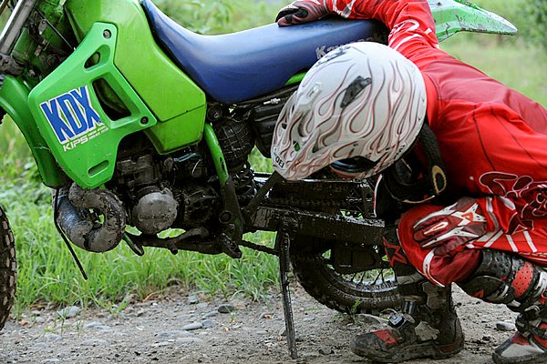 乗り出す前はオーバーフローの状態だったキャブレター。無視してそのまま走っていると、気づけばガソリンの漏れは止まっていました。原因がよくわからないんだけど…？