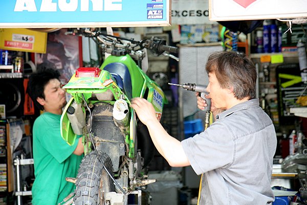 今回もお世話になりました。古いトレールバイクから最新モトクロッサーまで、オフロードに強いバイクショップ『モト・エジャー』。ホームページから見られるブログでは、日々手がけるバイクメンテのレポートも掲載中。