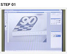 デジカメで撮影した画像をデザインソフトに取り込み、エンブレムの原寸1：1の尺度で寸法を設定。各プリント色のパターンで画像処理を行っていく。今回はメッキ調カッティングシートを利用し白と黒の2パターンの画像処理を行った。