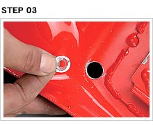 ホールソーで穴あけを行うと切り粉以外はこのように取り除くことができる。作業後にはこの穴を溶接で閉じるため、溶接トーチが入る場所に穴あけする。