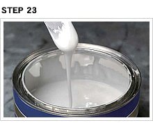 主剤は白色でほぼ無臭。使用前にはパテヘラなどで全体を十分に撹拌し、成分を均一にしておく。ヘラを引き上げるとツーっと糸を引き、流動性はかなり高い。