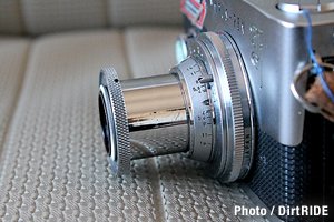 通称Lレンズは、通常はこの長さで使用する。ピント合わせは、写真反対側にある、レバーで基部を回転させる。