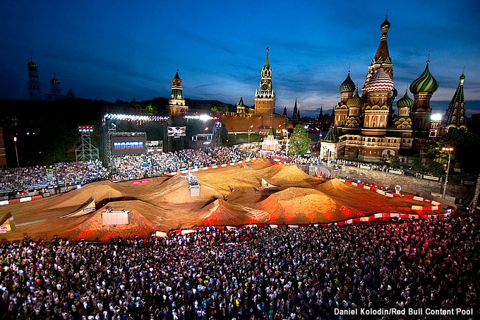 世界遺産であるモスクワ・赤の広場でも開催された、レッドブル・エックスファイターズ。