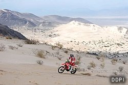 CRF450 RALLYで快走を続ける、TEAM HRCのエルダー・ロドリゲス選手。