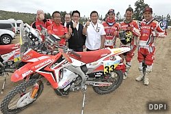 TEAM HRCは３名のライダーが無事完走を果たした。ゼッケン33番は、ジョニー・キャンベル選手のマシン。