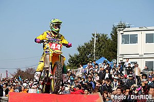 午前中の決勝ヒート１前に行われる、選手紹介式。お立ち台で己への決意と共にファンの声援に応える。