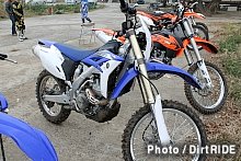 最初に試乗したのはヤマハのエンデューロレーサー WR450F。２回も転倒してしまい、ダンロップスタッフに助けてもらうハメに……。