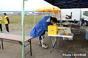 悪天候の予報が出ていた寒空でしたが、それにも負けじと訪れた熱心なユーザーが受付を済ませます。