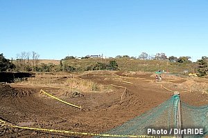 当日は雲ひとつ無い快晴でしたが、路面はご覧のように深い泥と水たまり。タイヤがかなり埋まる箇所もあり、走行はかなり難しそうです。