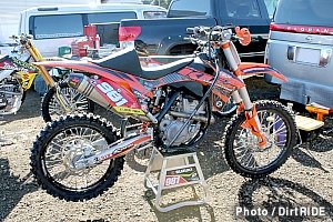 戸田選手用にカスタマイズされたKTM 350SX-F。大きな背当てとフットガードが特徴的です。