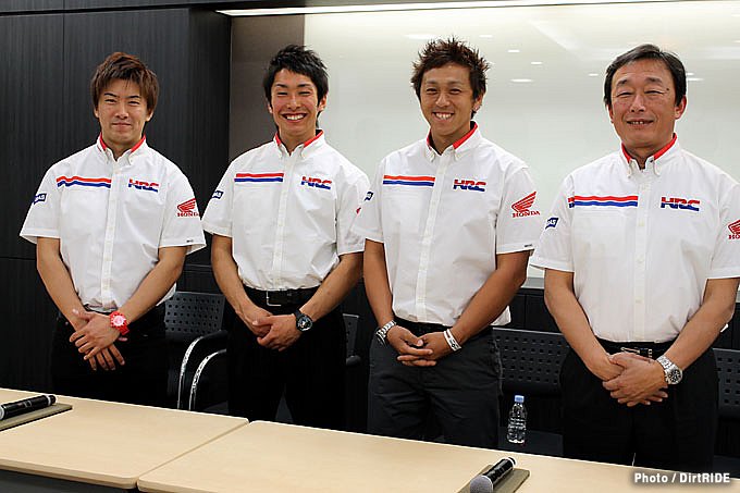 会見場にて。左から、田中雅己選手（IA２）、小方誠選手、成田亮選手（共にIA1）、井本敬介監督。