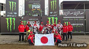 日本チームの面々。全日本モトクロス第５戦終了時のランキング上位から選出された。MXOPEN 小方 誠（TEAM HRC）、MX1 小島 庸平（Team SUZUKI）、MX2 富田 俊樹（T.E.スポーツ）、監督 井本 敬介（Team HRC）、団長 東福寺 保雄（T.E.スポーツ）。