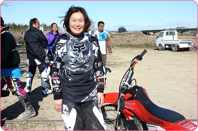 北島智子さんとホンダ CRF100