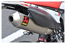 サイレンサーはアクラポヴィッチが憧れだったが、WR250X用が存在せず、代替としてFMF製をチョイス。どうしても諦めきれずステッカーチューンはしているが、FMFもサウンドとパワー特性には満足している。