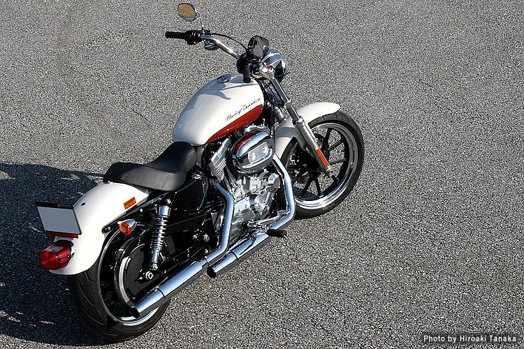 ハーレーダビッドソン XL883L Super Low – がらっと印象を変えた