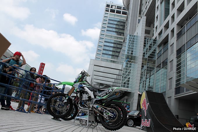 フジテレビ前にフリースタイルモトクロスライダー集結 フォトtopics オフロードバイクならバイクブロス