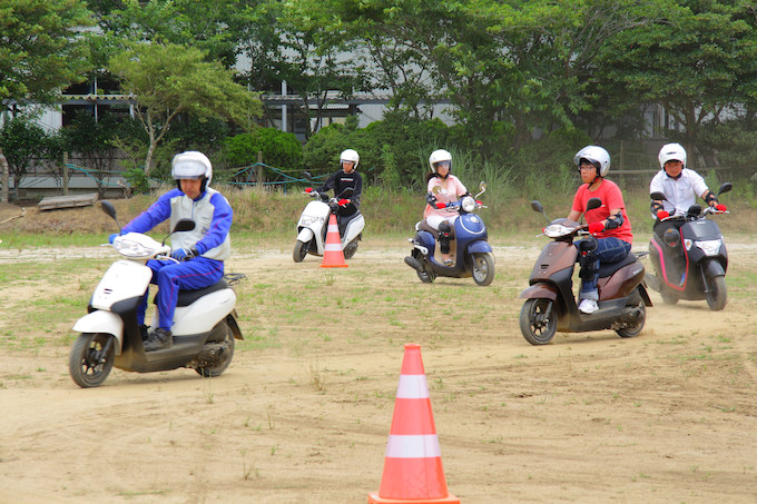 在学中にバイクに乗れる 校庭内で高校生たちがバイクに触れた 乗った トピックス バイクブロス マガジンズ