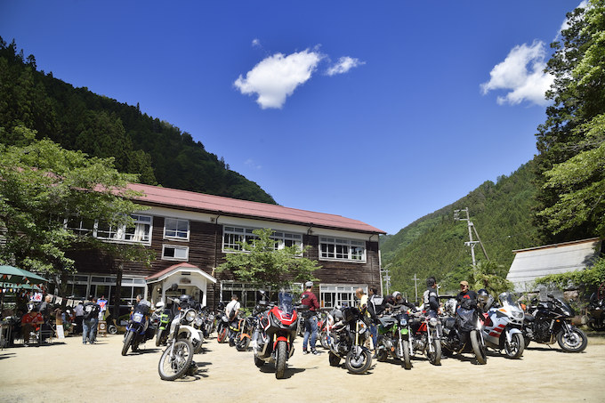 廃校になった木造校舎と校庭を使った「モトカフェ木沢小学校」イベントレポート