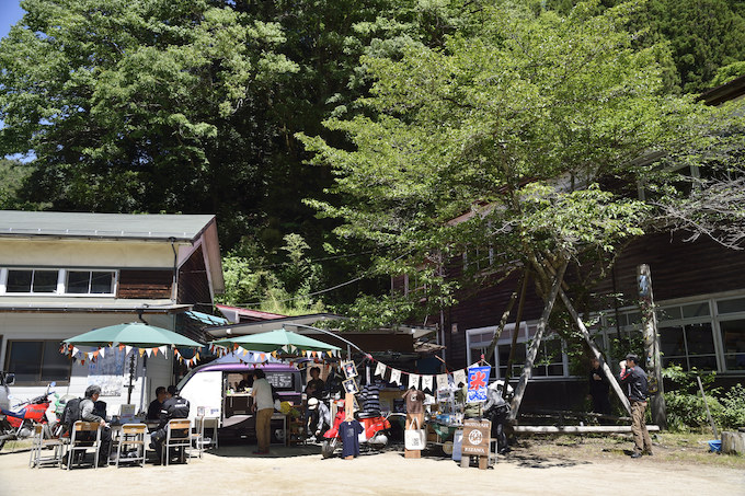 廃校になった木造校舎と校庭を使った「モトカフェ木沢小学校」イベントレポート