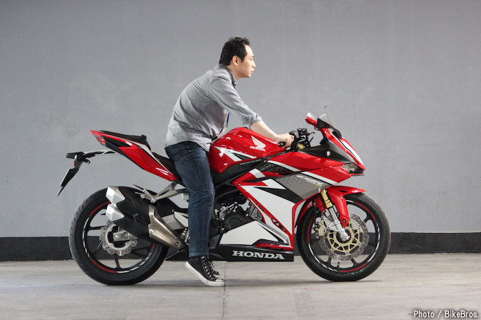 CBR250RRの足つきを160cm157cm155cmのライダーがチェック