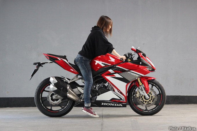 CBR250RRの足つきを160cm157cm155cmのライダーがチェック