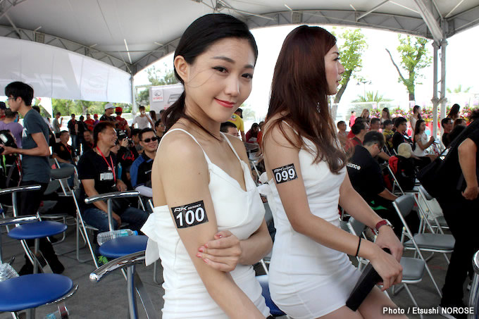 キムコ「AK550」台湾納車イベントレポート　美女100名の納車式典編